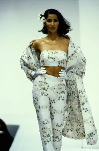 42-dolce-gabbana-spring-1992-ready-to-wear-details-CN10049237-gurmit-kaur.thumb.jpg.eab49e16c1778efccec3a32b38ad52e4.jpg