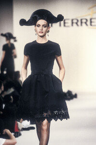 423101343_PierreBalmainRTWSpring19942.thumb.jpg.55482c762b3a40515fdd6e2681d4790d.jpg