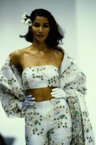 43-dolce-gabbana-spring-1992-ready-to-wear-details-CN10049238-gurmit-kaur.thumb.jpg.bc8ef344b96ff13b00dba5f932ca6b93.jpg