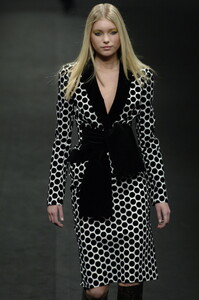 516528337_JeanLouisScherrer2006WomenRTW91.thumb.jpg.fdb1e11e1d5d5fe6662b9bb673d86381.jpg