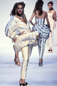 531693016_ChristianDior1993WomenRTW113.thumb.jpg.b62bc2533cd0c0a3b7c3013ce1e1cdbd.jpg