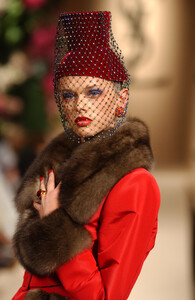 562491466_YvesSaintLaurent2001HauteCouture61.thumb.jpg.a4f6aca0fd4839abdb3597046e9d0025.jpg