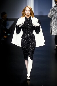 569657094_Valentino1995WomenRTW130.thumb.jpg.a05bfc9bed6e8808a7a326af3000b8af.jpg