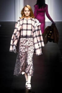 573920759_Valentino1995WomenRTW105.thumb.jpg.e312d6e72874e4e06f8c9b1d5f625c7b.jpg