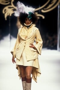 57832329_VivienneWestwood1995WomenRTW133.thumb.jpg.3084961aa4cbfc0bb55c011f051ab4b2.jpg