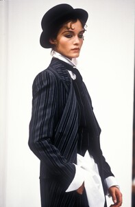 597400364_DolceGabbana1994WomenRTW36.thumb.jpg.3cda34e718c6767938bd3f53a35f9bf8.jpg