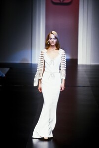 614528645_Valentino1995WomenRTW127.thumb.jpg.acaa238082ecbc8fc6d25348f34e324b.jpg
