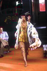 636083290_ChristianDior1998HauteCouture34.thumb.jpg.50f6001ce0de2b805abb09c8cd56a09f.jpg