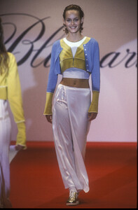 685853024_Blumarine1994WomenRTW7.thumb.jpg.23ec17f9810f7a3302fb6e37be96aaa9.jpg