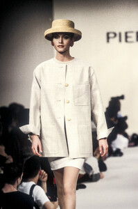698009325_PierreBalmainRTWSpring19943.thumb.jpg.2921ab802d6bfebfc13f3d4d6f7adef0.jpg