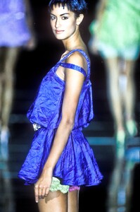 698979118_Versace1994WomenRTW43.thumb.jpg.07b0a2542319074e3ff518c794b79c1c.jpg