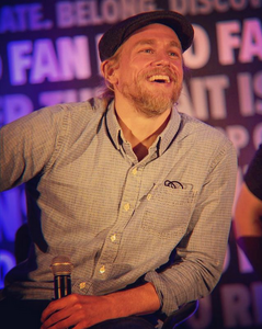 Screenshot 2022-07-11 at 09-29-28 charlie hunnam fans auf Instagram „FanExpo Chicago His smile makes everything better ❤️ 📸 Alex Valentovich 🔹follow @charlie.hunnam.space“.png