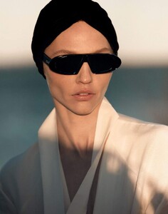 720307442_VogueGreeceMay2019-20.thumb.jpg.03b6e406e18b1364f5296d03c138e9d5.jpg