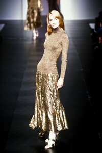 76171059_Valentino1995WomenRTW181.thumb.jpg.bbafebe3e31ad4db9c57feb4b8ca769e.jpg