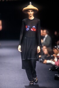 779377768_SoniaRykiel1994WomenRTW65.thumb.jpg.4108ddc254aba157b242e2a5dcf8f70b.jpg