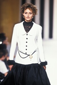 793882490_Valentino1994WomenFW139.thumb.jpg.bf9c9bd3392bc8f5ccd26d3177ad1967.jpg