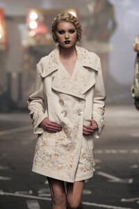 83464030_JohnGalliano2005WomenRTW30.thumb.jpg.46c52f3e390899269b90cdc1e2bb98ab.jpg