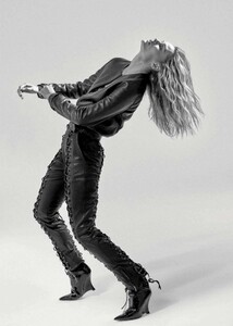 847463797_VogueMagazineGermanyNovember2018-55.thumb.jpg.d489d14eb6a5f1909261a6c4f1301646.jpg