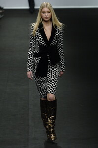 888609948_JeanLouisScherrer2006WomenRTW90.thumb.jpg.590e19f051d513fdef7c30203e11bb22.jpg
