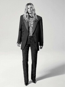 972264480_VogueMagazineGermanyNovember2018-48.thumb.jpg.967e659d2362f5acdc2b37f7ba7f0f8a.jpg