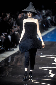 991409955_YohjiYamamoto1996WomenRTW56.thumb.jpg.8e1be73aa6600d978b6bc4e0bf36724e.jpg