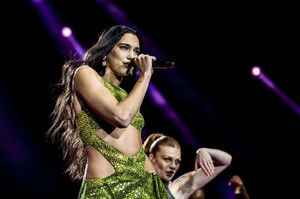 997722380_dua-lipa-performing-at-the-roskilde-music-festival-in-denmark-06-30-2022-9(1).thumb.jpg.06e2969eff24ea845a639c6606a8f321.jpg