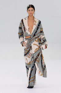Fendi-couture-fall22-021.thumb.jpg.aca0b3bc94cd7b401d18809f4790f04b.jpg