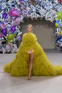 GiambattistaValli-couture-fall22-050.thumb.webp.345385bd64fd929b1d09b967a5dfe793.webp