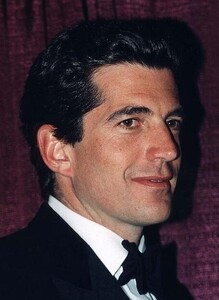 John_Kennedy_Jr_1999.jpg