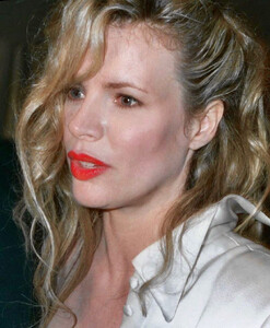 Kim_Basinger_(2105860771)_crop.JPG