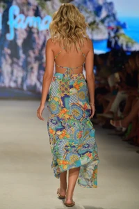 L725_K77_111_bz_RUNWAY.thumb.webp.ddfbb02cf9bbfa79fd8445454501b7b5.webp