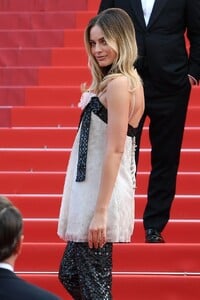 Margot-Robbie-Chanel-Red-Carpet-Outfit-Cannes-2019.jpg