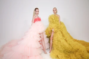 backstage-at-giambattista-valli-couture-fall22-paris0017.thumb.webp.80e774afda631608a8079a031b89167e.webp