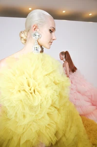 backstage-at-giambattista-valli-couture-fall22-paris0018.thumb.webp.e23e5625523925ed061840319521de0b.webp