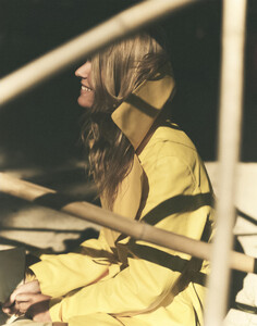 bazaar-us-11-2021_anna-ewers1.thumb.jpg.285439c028819936b7523b3d9af85cc1.jpg