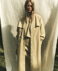 bazaar-us-11-2021_anna-ewers11.thumb.jpg.823c95ba3d51450734c8bffefcd2bfec.jpg