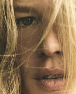 bazaar-us-11-2021_anna-ewers4.thumb.jpg.6be606a3a1786e3756db5d68a570e247.jpg