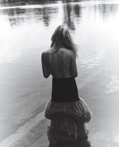 bazaar-us-11-2021_anna-ewers8.thumb.jpg.787b449dea931c338590b40dde381703.jpg