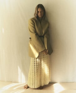 bazaar-us-11-2021_anna-ewers9.thumb.jpg.f7e924afefca4b58ac1218c8d45e8c98.jpg