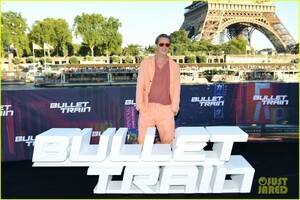 brad-pitt-joey-king-bullet-train-paris-photo-call-16.jpg