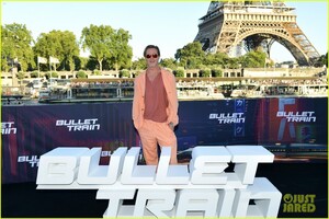 brad-pitt-joey-king-bullet-train-paris-photo-call-18.jpg