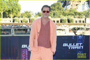 brad-pitt-joey-king-bullet-train-paris-photo-call-26.jpg