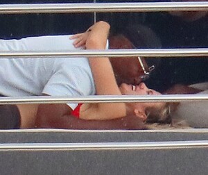 jamie-foxx-mystery-blonde-makeout-boat_13.jpg