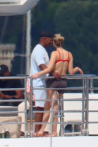 jamie-foxx-mystery-blonde-makeout-boat_19.jpg