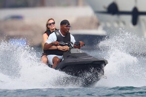 jamie-foxx-mystery-blonde-makeout-boat_21.jpg