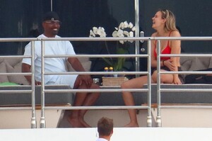 jamie-foxx-mystery-blonde-makeout-boat_22.jpg