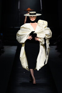 schiaparelli-hc-fw-22-1.thumb.jpg.2718a5e3ba98a5f7be30dd8356376087.jpg