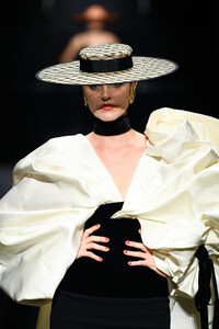 schiaparelli-hc-fw-22-2.thumb.jpg.2ff66383f9b4745971bf197175052f85.jpg