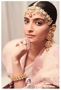 sonamkapoor_53863047_578969479288632_2887315267676114866_n.jpg