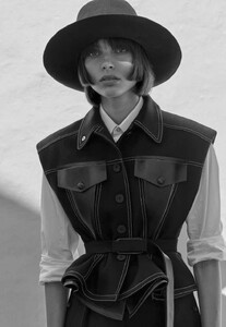 vogue-germany-10-2017_by_alique_(1).thumb.jpg.84cbfb7676f6baebf11b0ce5922296fa.jpg